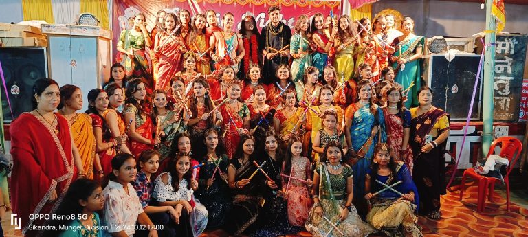 विजयादशमी पर डांडिया नाइट, जम कर झूमीं महिलाएं