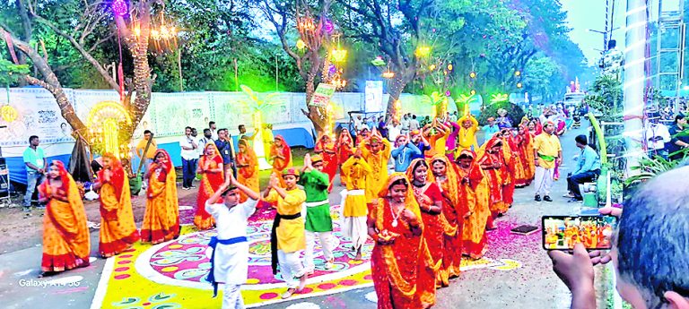पूजा कार्निवाल में हुए रंगारंग कार्यक्रम भी