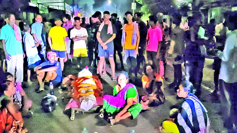 युवक की मौत के बाद शव को सड़क पर रखकर की मुआवजे की मांग