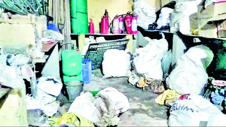परासकोल कोलियरी गोदाम का एजबेस्टस तोड़कर बदमाशों ने चुराये कीमती सामान