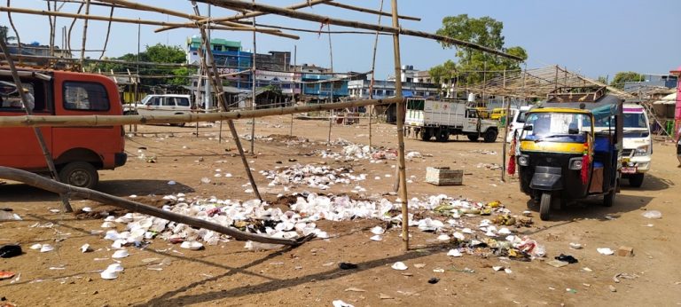 दुर्गा पूजा के बाद जगह-जगह फैली है गंदगी,  नगर प्रशासन उदासीन
