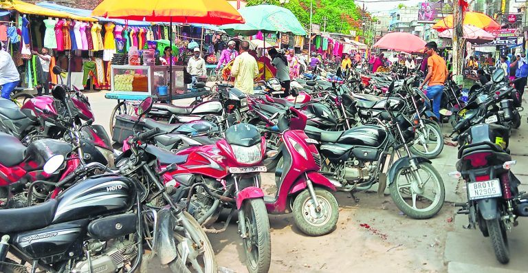 Chhapra News : शहर में पार्किंग जोन नदारद, सड़कों पर खड़े वाहनों से हो रही परेशानी