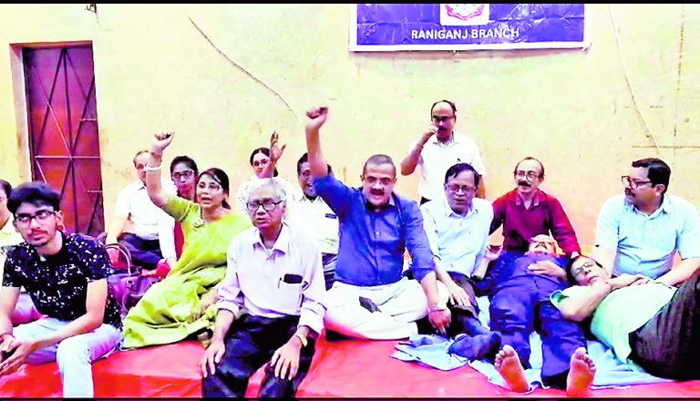 आइएमए, रानीगंज शाखा के डॉक्टरों ने किया अनशन