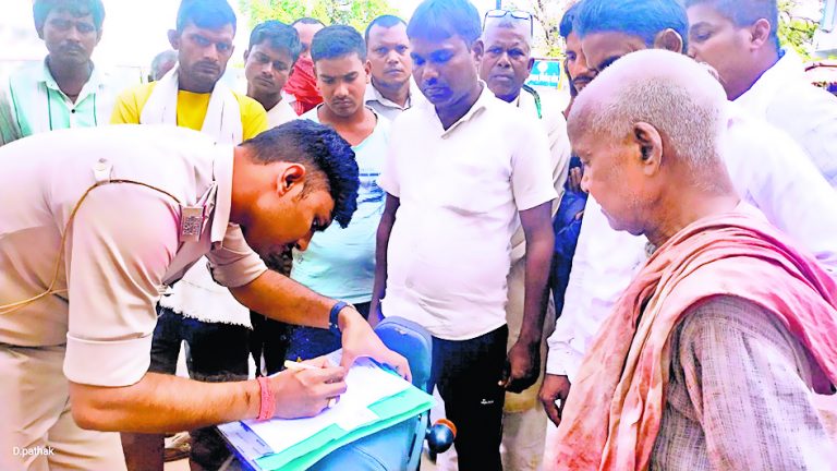 आपसी विवाद में चचेरे भाई की कुदाल से मारकर की हत्या