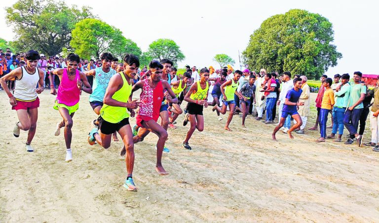 300 मीटर दौड़ में दीपक ने मारी बाजी