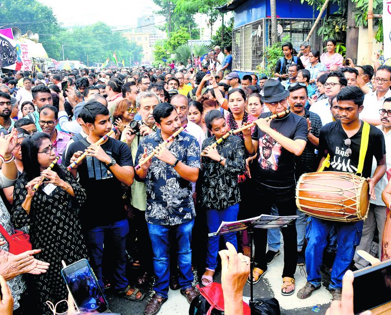 डॉक्टरों ने निकाला ‘द्रोह’ कार्निवल