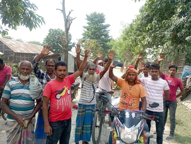 सड़क उखाड़ कर संवेदक फरार, ग्रामीणों में आक्रोश