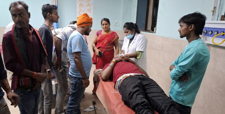 दो बाइकों की टक्कर में दोनों सवार गंभीर रूप से जख्मी