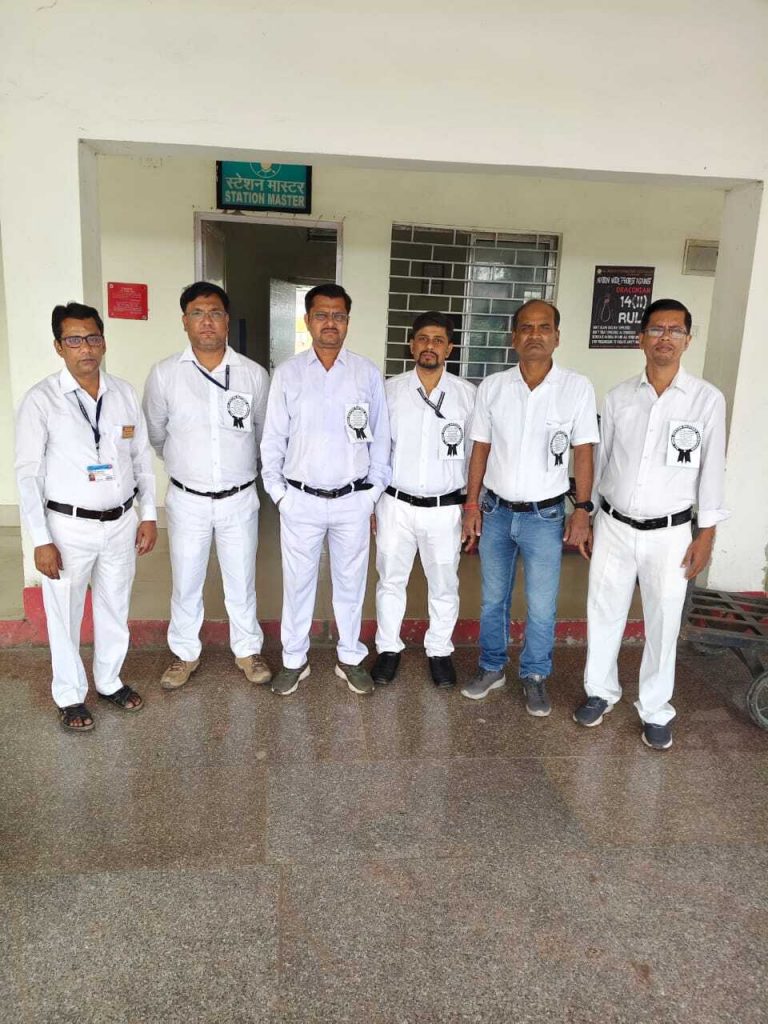 रेलवे स्टेशन मास्टरों ने विभिन्न मांगों को ले पेंडिंग डिमांड बैच लगाकर की डयूटी