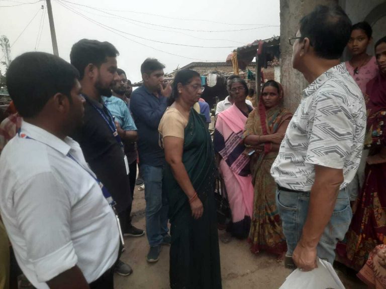सिविल सर्जन ने डायरिया पीड़ित गांव का किया निरीक्षण, दिए कई आवश्यक दिशा-निर्देश