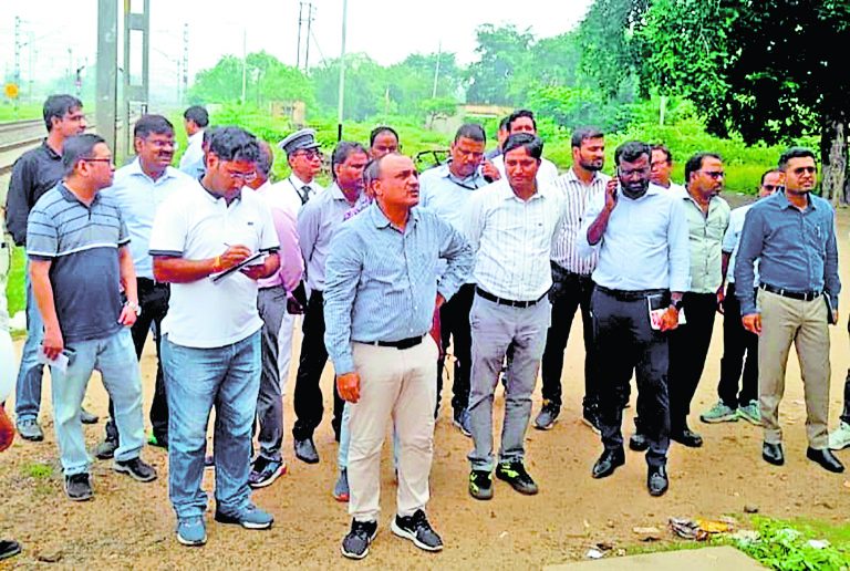 डीआरएम ने यात्री सुविधाओं का लिया जायजा