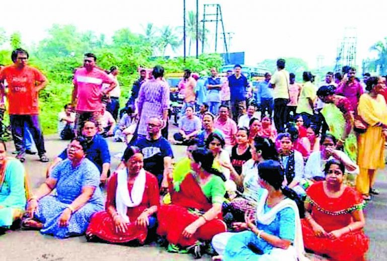 कांकसा : तीन फ्लैटों में चोरी के खिलाफ सोसाइटी का चक्काजाम