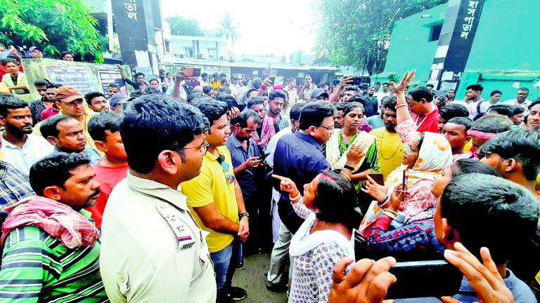 जिला अस्पताल में रोगी की मौत, इलाज में चूक के आरोप पर शव के साथ चक्काजाम