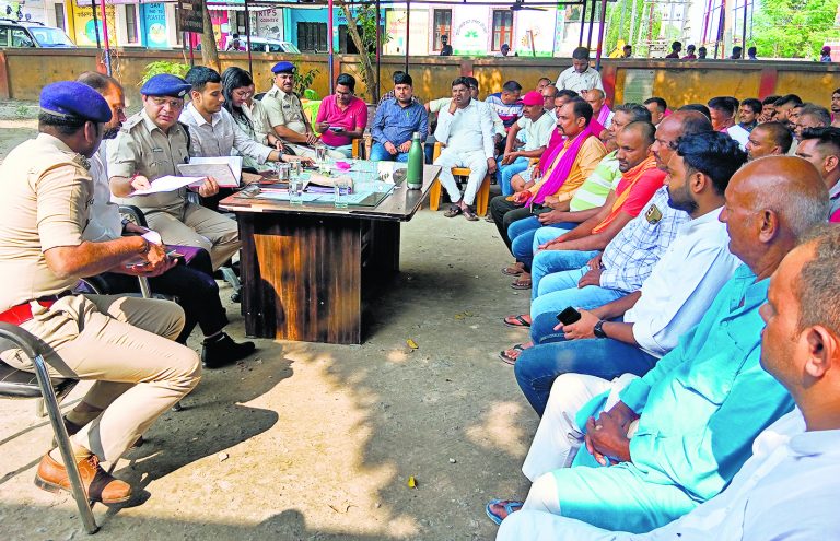 chhapra news : विसर्जन के दौरान डीजे, अश्लील गीत, जाति पर आधारित गीत बजाने पर होगी कार्रवाई : एसडीएम