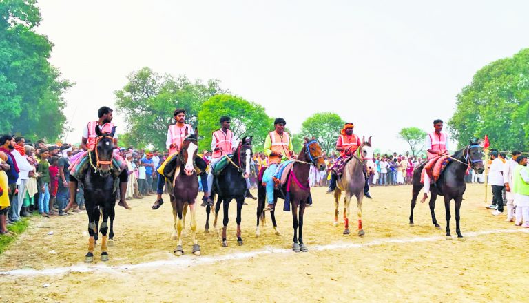 Buxar News : घुड़दौड़ प्रतियोगिता में एकता एक्सप्रेस का खिताब पर कब्जा