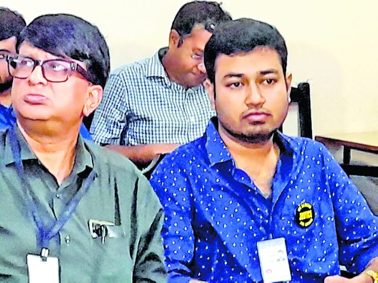 डॉक्टर की गिरफ्तारी के खिलाफ प्रदर्शन