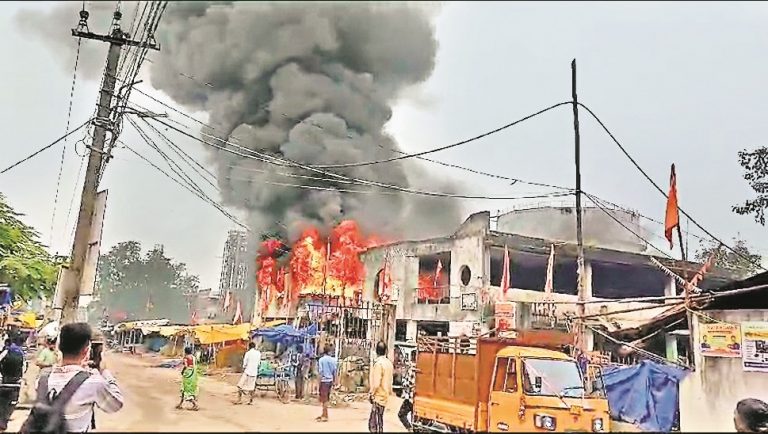 Ranchi News : खादगढ़ा सब्जी मंडी में लगी आग, देखते-देखते जल कर राख हो गये सामान