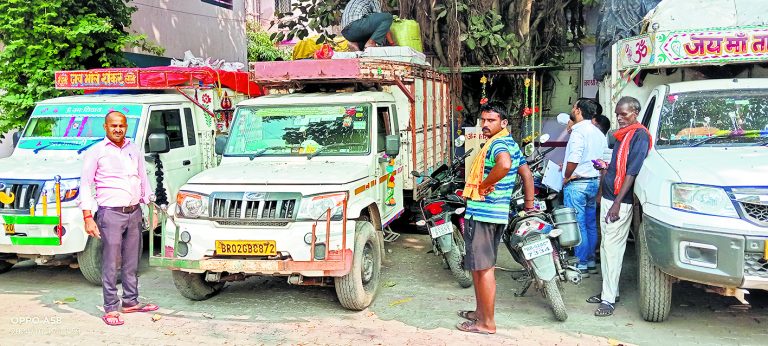 Gaya News : सेल्स टैक्स की छापेमारी में बिना कागजात सामान लदे 35 वाहन किये गये जब्त