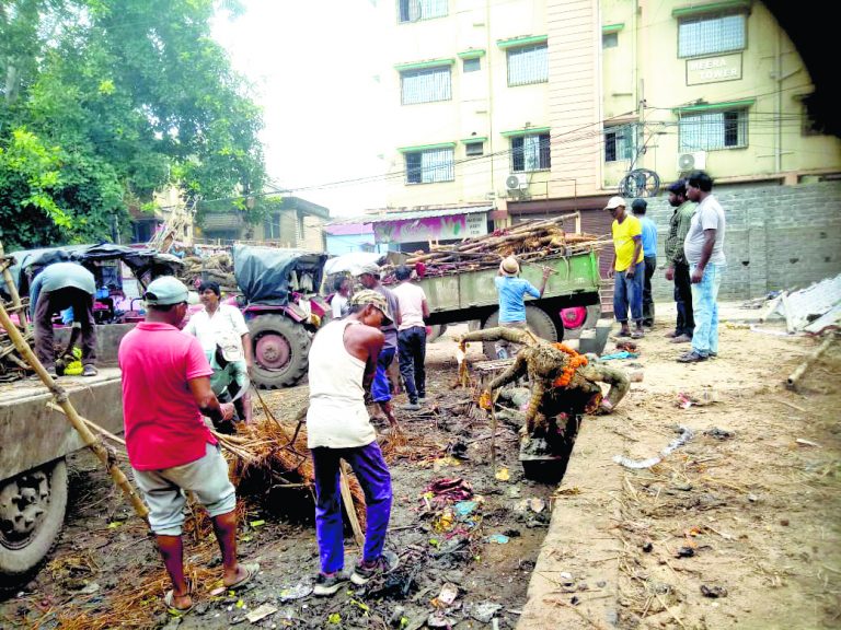 दुर्गा प्रतिमा विसर्जन के बाद निगम जुटा घाटों की सफाई में