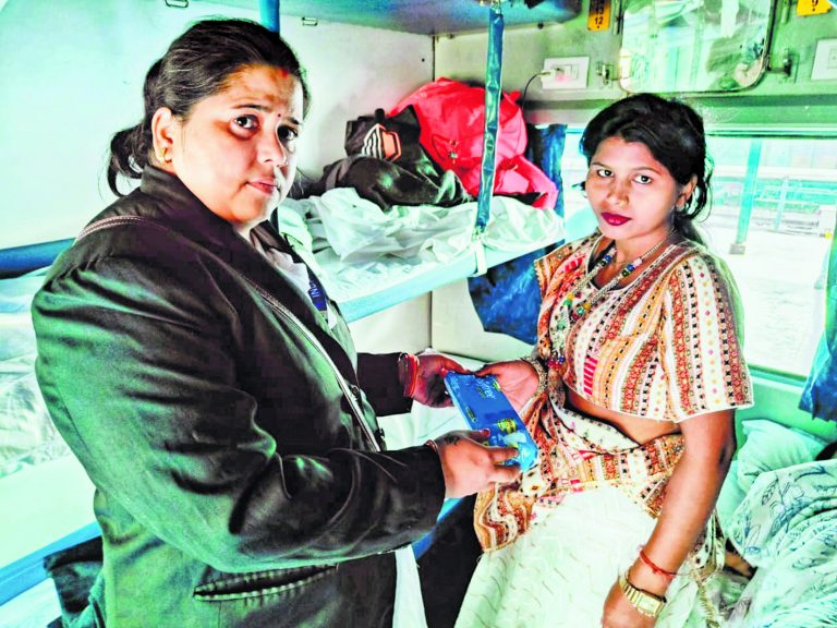 Chhapra News : महिला यात्री ने मांगी मदद तो ट्रेन में पहुंचाया गया सेनेटरी पैड