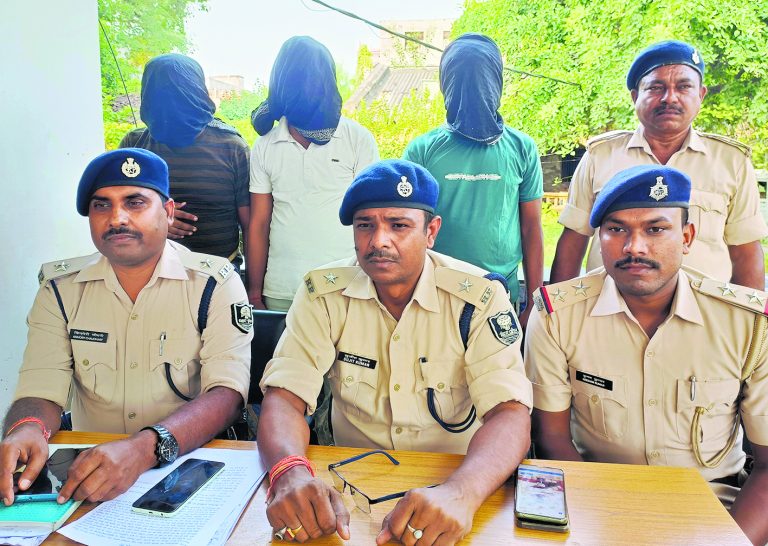 Gopalganj News  : डोरीगंज में लूटी गयी कार बरामद, तीन लुटेरे धराये, तीनों लुटेरे सारण के हैं निवासी