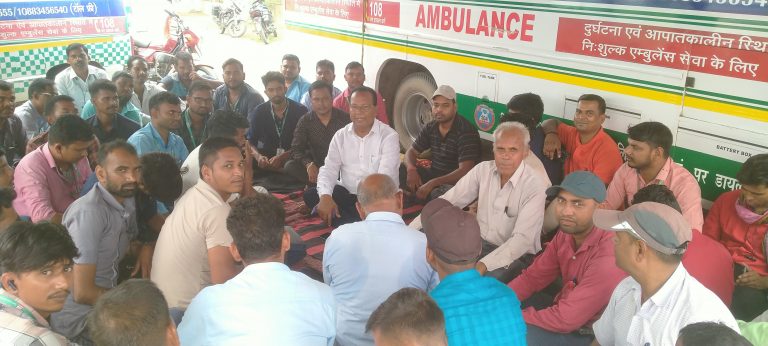 Giridih News: एंबुलेंस कर्मियों मिला एक माह का वेतन, हड़ताल जारी