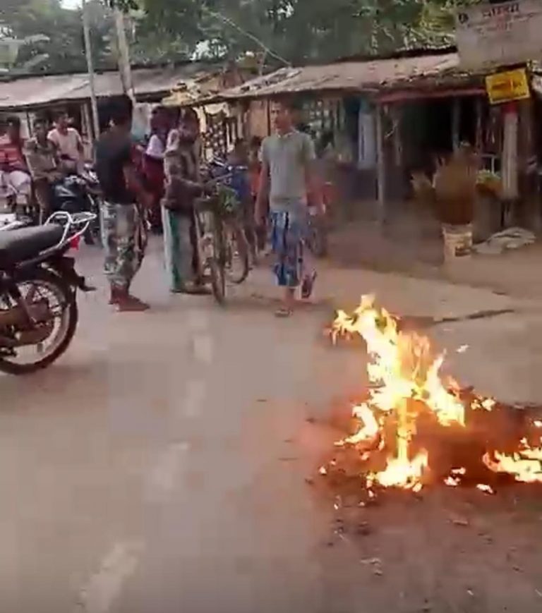 मकान प्लास्टर कर रहे मजदूर की करेंट लगने से मौत, सड़क जाम