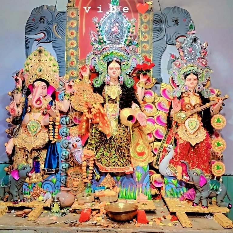 सुख-समृद्धि की देवी मां लक्ष्मी के दर्शन के लिए उमड़ रहे भक्त