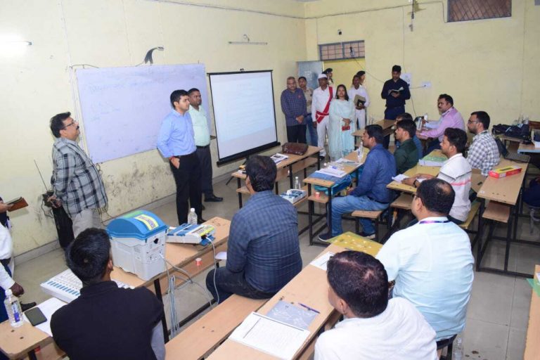 माइक्रो ऑब्जर्वर मतदान से एक दिन पूर्व बूथों में आवश्यक तैयारियों का लें जायजा