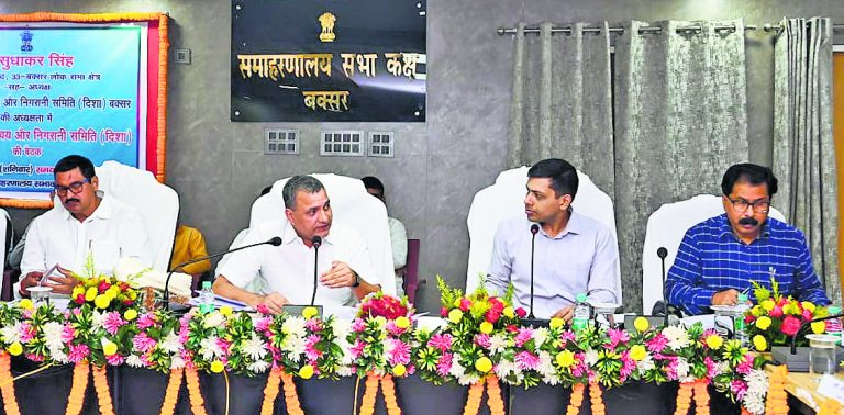 मनरेगा में धांधली पर सांसद ने ली अधिकारियों की क्लास