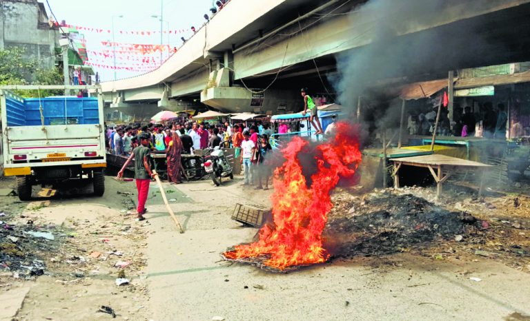 Gopalganj News : थावे से बच्चे के अपहरण के खिलाफ फूटा आक्रोश, सड़क पर की आगजनी