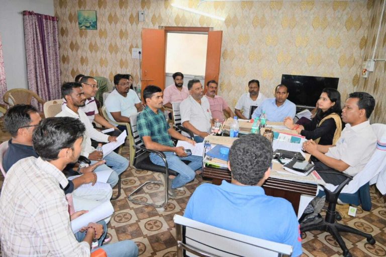 Giridih News:अपर समार्हता ने प्रिंटिंग प्रेस संचालक व केबल ऑपरेटरों के साथ की बैठक