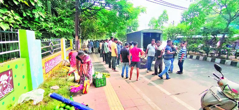 Rourkela News: एसटीआइ चौक के पास फुटपाथ खाली कराने गयी आरएमसी की टीम का हुआ विरोध, बैरंग लौटी