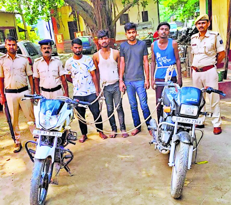 Chhapra News : चोरी की दो बाइकों के साथ चार चोर गिरफ्तार