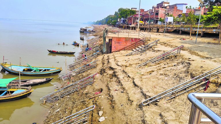 छठ पर्व के पूर्व रामरेखाघाट की सफाई कराना नगर परिषद के लिए बनेगा समस्या