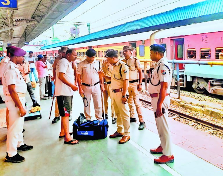 hajipur news. हाजीपुर रेलवे स्टेशन पर आरपीएफ व जीआरपी ने चलाया जांच अभियान