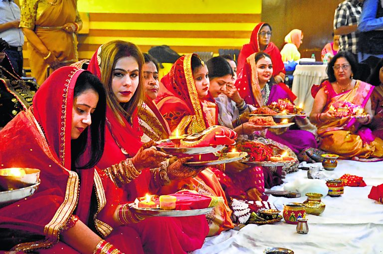 गजकेसरी, शश व बुधादित्य योग में मना करवा चौथ