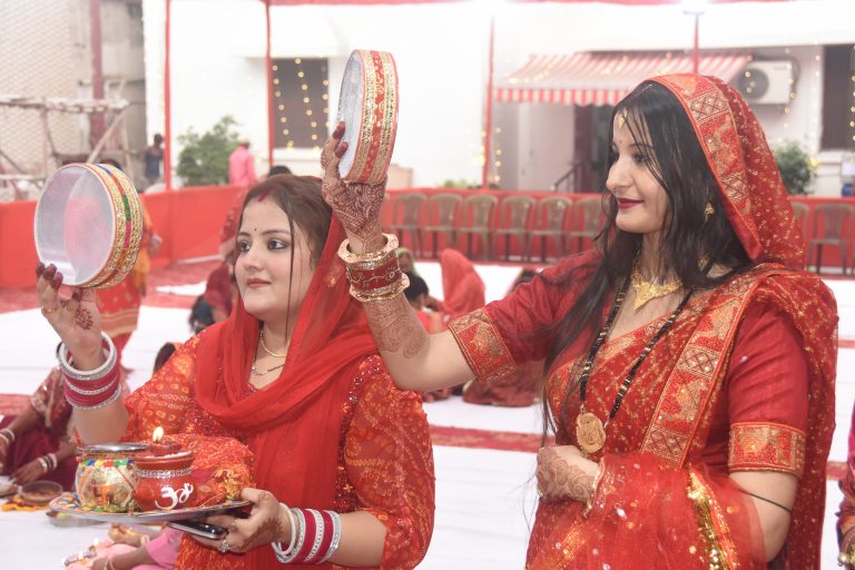 DHANBAD NEWS : सुहागिनों ने फेरे सुहाग थाल, मांगा सात जन्मों का साथ