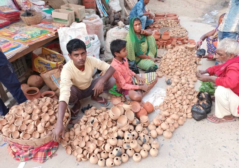 चाइनीज सामानों से कड़ा मुकाबला कर रहे हैं कुंभकार