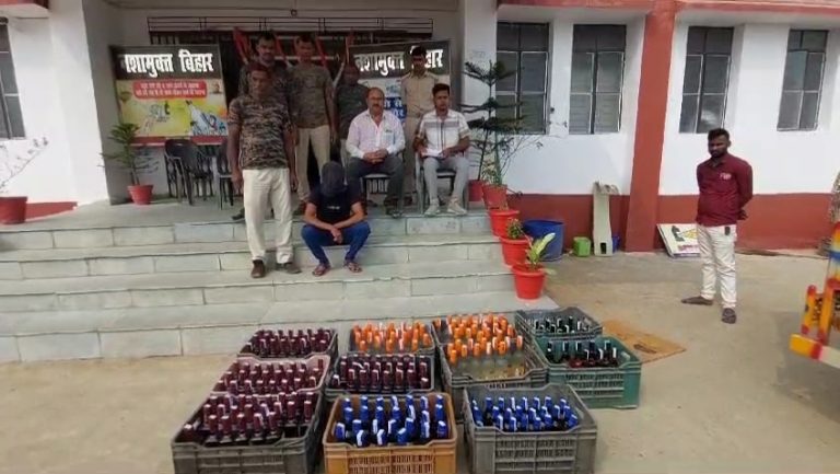 159 लीटर शराब के साथ तस्कर गिरफ्तार, पिकअप वैन जब्त