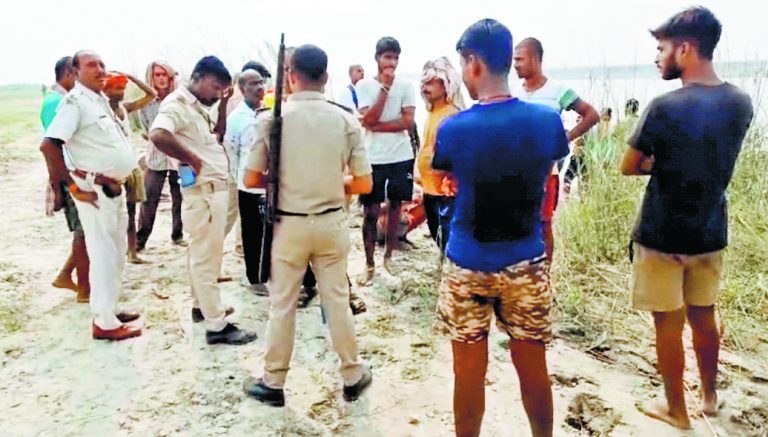 गंगा की तेज धार में बह गया दाह संस्कार करने आया अधेड़