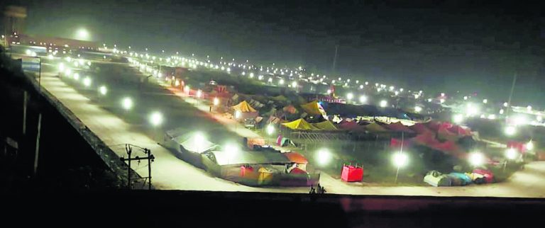 मिथिलांचल की तीर्थनगरी सिमरियाधाम में भगवत भजन में लीन हुए श्रद्धालु