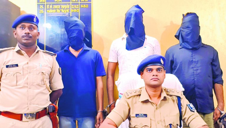 Gaya News : अपराध की योजना बनाते तीन गिरफ्तार, हथियार व गोलियां जब्त