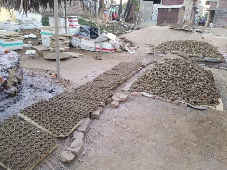 कुंभकारों की चाक ने पकड़ी रफ्तार, मिट्टी के दीये से रोशन होंगे घर-आंगन