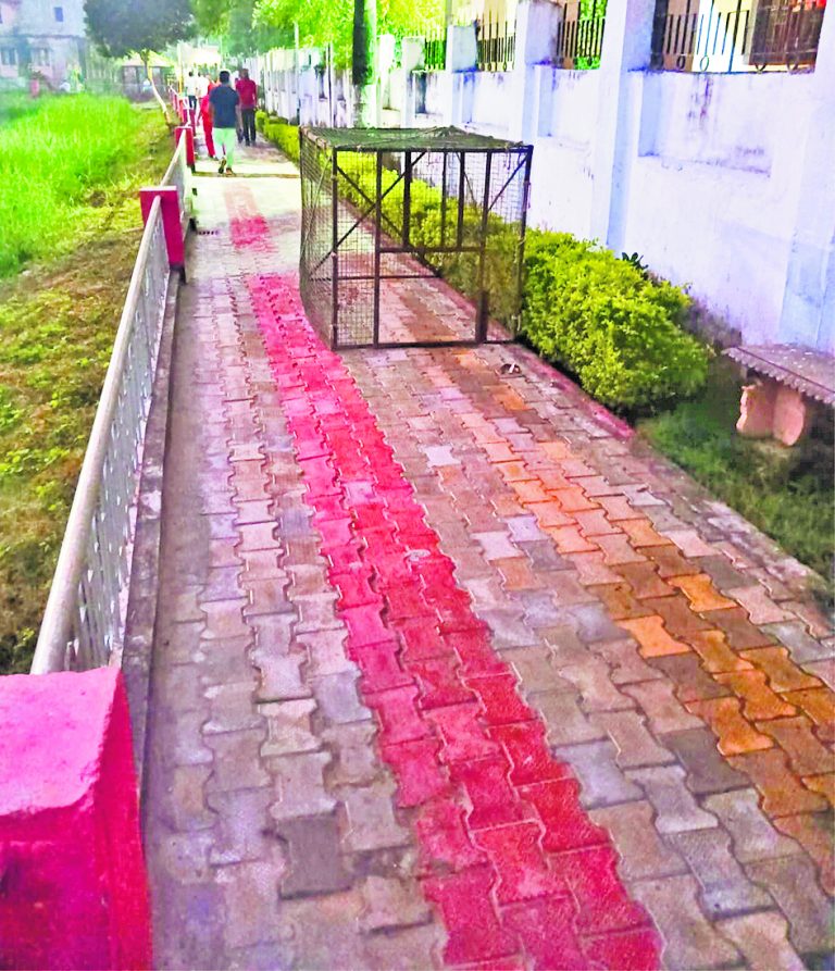 कवलदह पार्क में टहलने के लिए बने रास्ते पर पिंजरा रखने से परेशानी