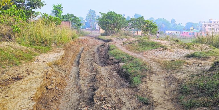 Chhapra News : बाढ़ से छठ घाटों की स्थिति हो गयी खतरनाक