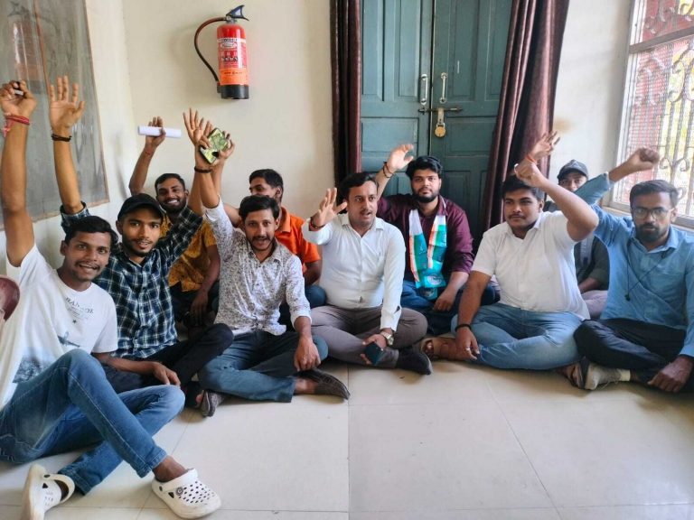 एनएसयूआई के प्रदर्शन के बाद एमजेके कॉलेज ने वापस लिया विवादित आदेश
