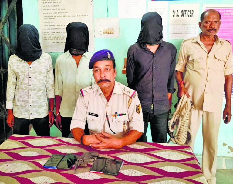saran news . बाइक व पिस्तौल के साथ तीन युवक गिरफ्तार