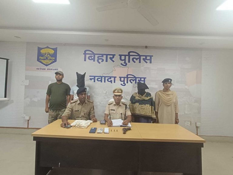 पिस्टल व तीन कारतूस के साथ लूट के 75000 रुपये बरामद, महिला सहित दो गिरफ्तार