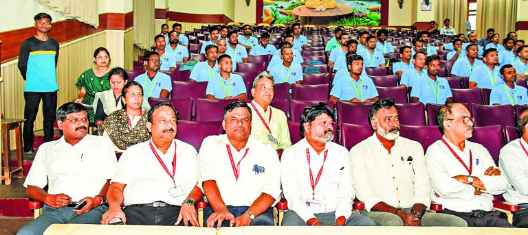 Rourkela News: नवनियुक्त कर्मचारियों को निदेशक प्रभारी ने किया संबोधित, बोले-आरएसपी की विकास यात्रा में आपका योगदान महत्वपूर्ण होगा